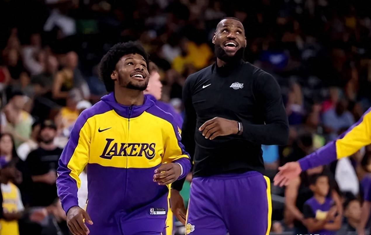 詹姆斯回归赛场，连败首场状态亮眼，雄鹿观众沸腾！