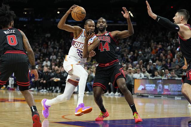 杜兰特在公牛比赛中绝杀，比分优势明显引发热议！