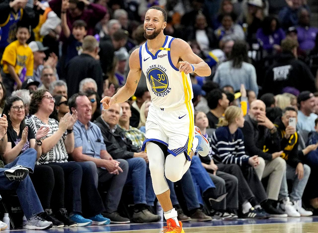 库里新星战术调整表现惊艳，巴塞罗那未来可期！