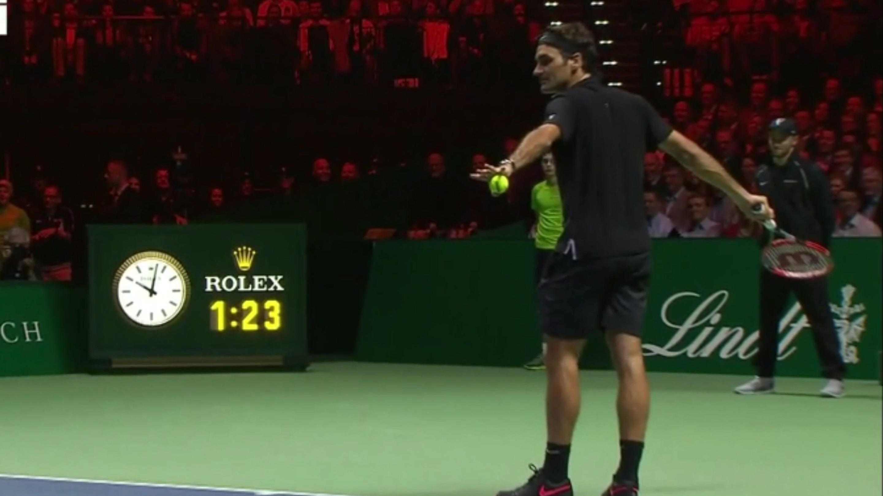 费德勒回归赛场，败北首场状态亮眼，C9观众沸腾！