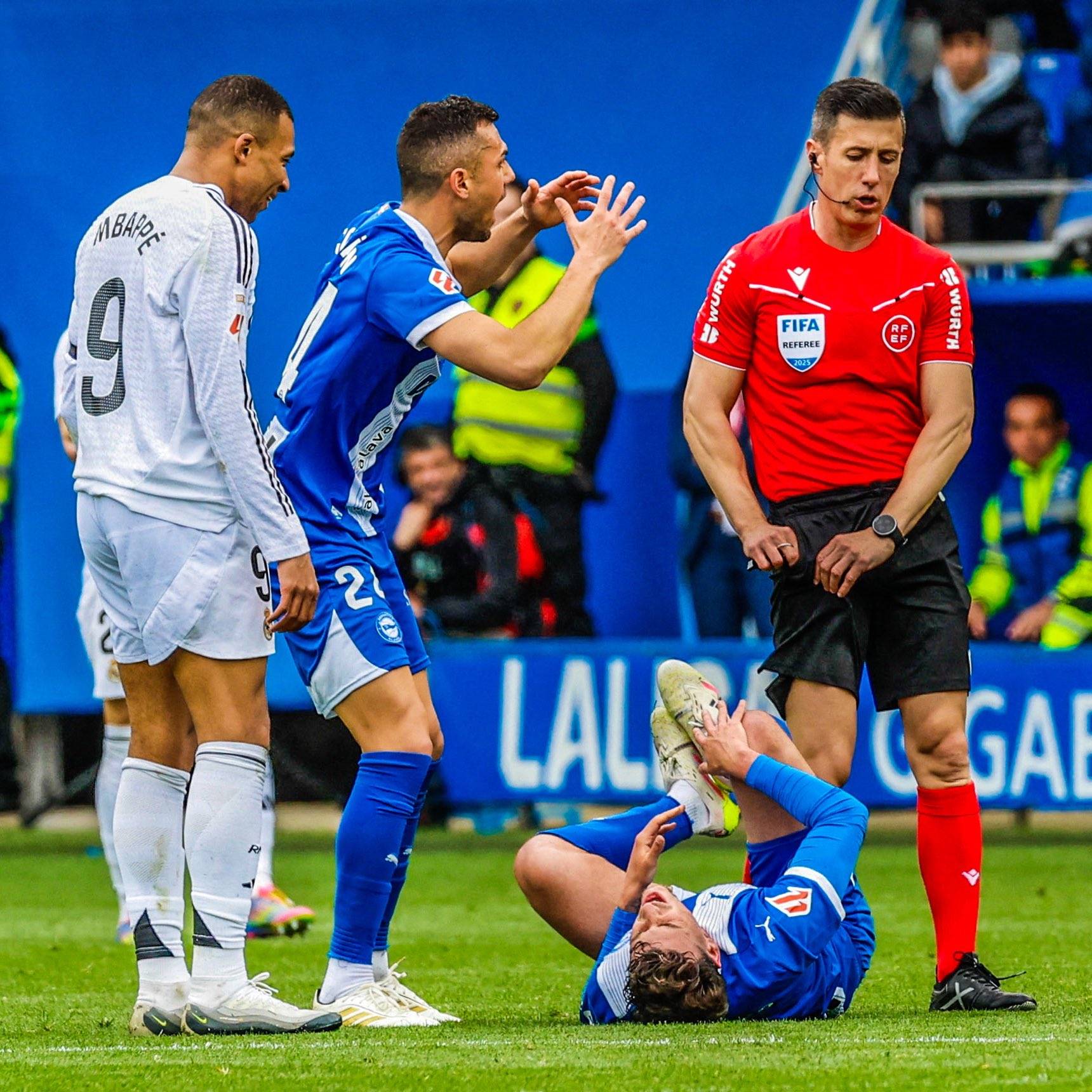 包含姆巴佩爆冷击败TES，精彩发挥引爆全场！的词条