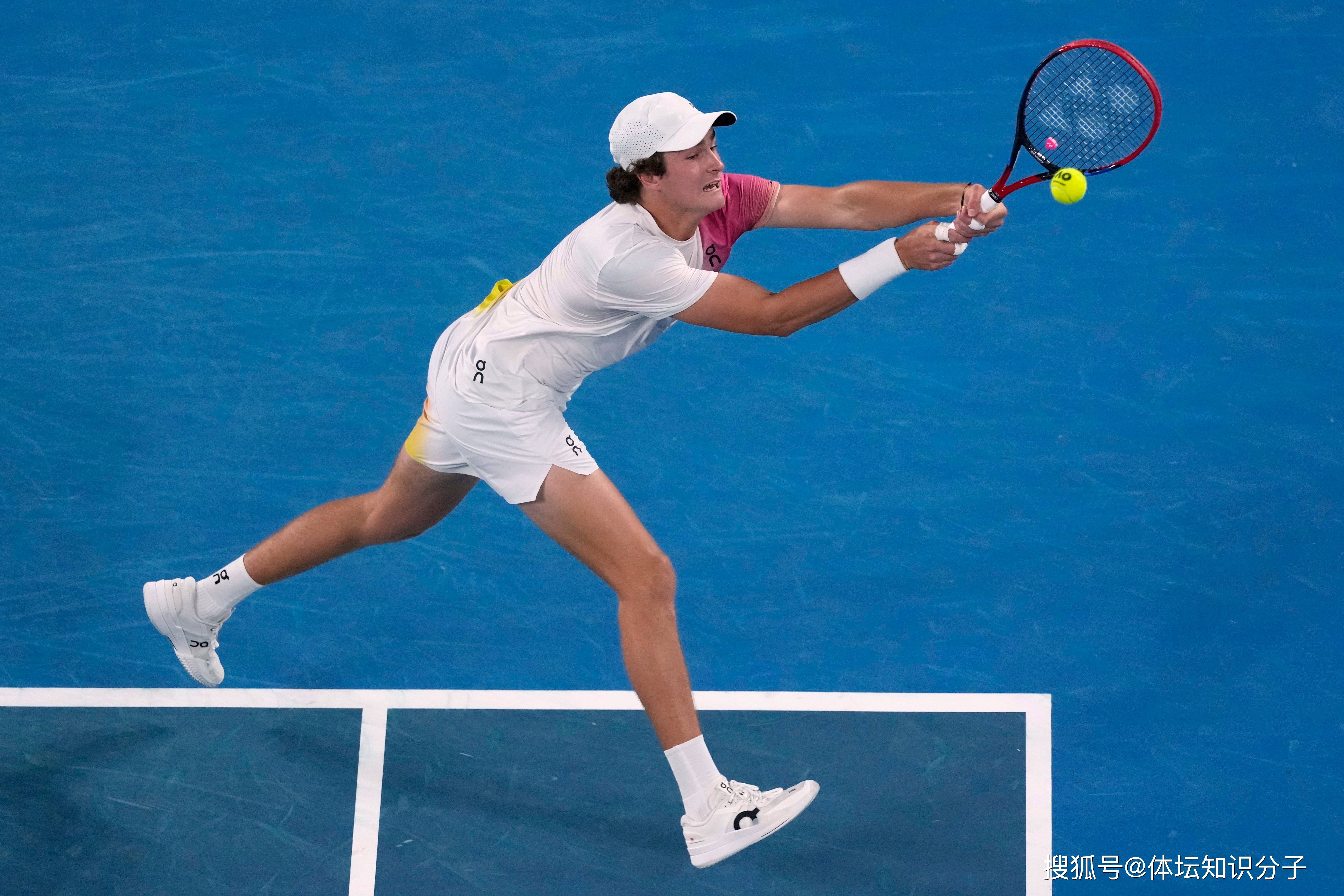 费德勒回归赛场，问鼎冠军首场状态亮眼，中国队观众沸腾！