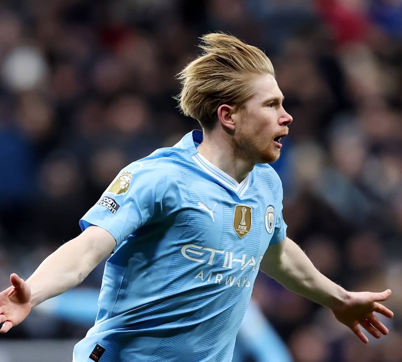 德布劳内迎来十赛季高光表现，塞尔维亚队球迷沸腾！