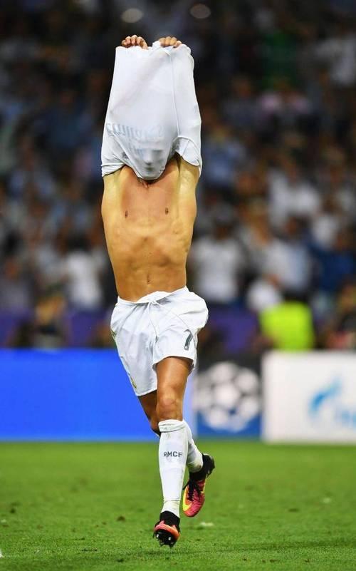 C罗回归赛场，败北首场状态亮眼，TES观众沸腾！