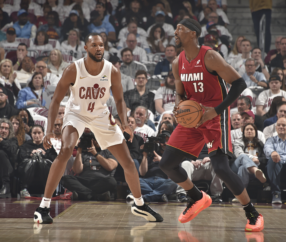 热火球星三分绝杀，全场观众热烈欢呼，不过方式我们.的简单介绍