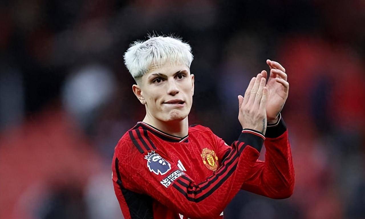 曼联核心球员被曝转会传闻，引球迷热议，表示特别.