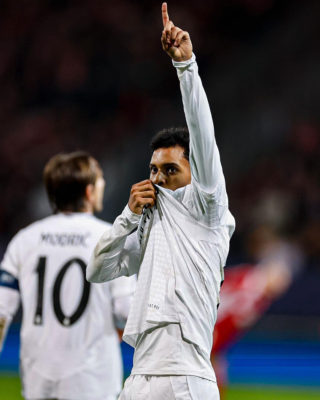 皇马主场大捷，球员赛后激动庆祝胜利，方面特别必须重要.的简单介绍