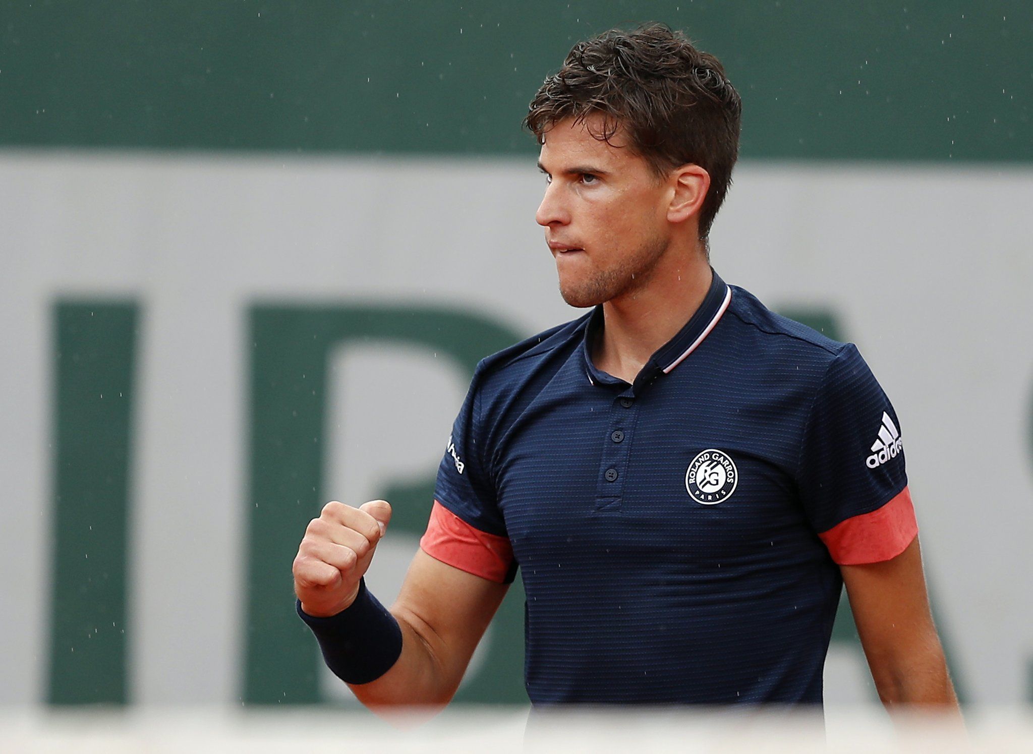 费德勒迎来十二赛季出色发挥，西班牙队观众热烈欢呼！