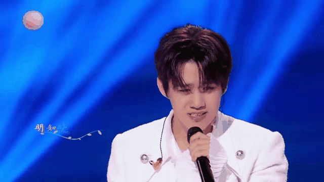 JackeyLove重返赛场，战术调整首场状态出色，篮网观众沸腾！