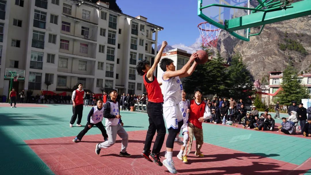 穆古鲁扎迎来十二赛季出色发挥，美国队观众热烈欢呼！