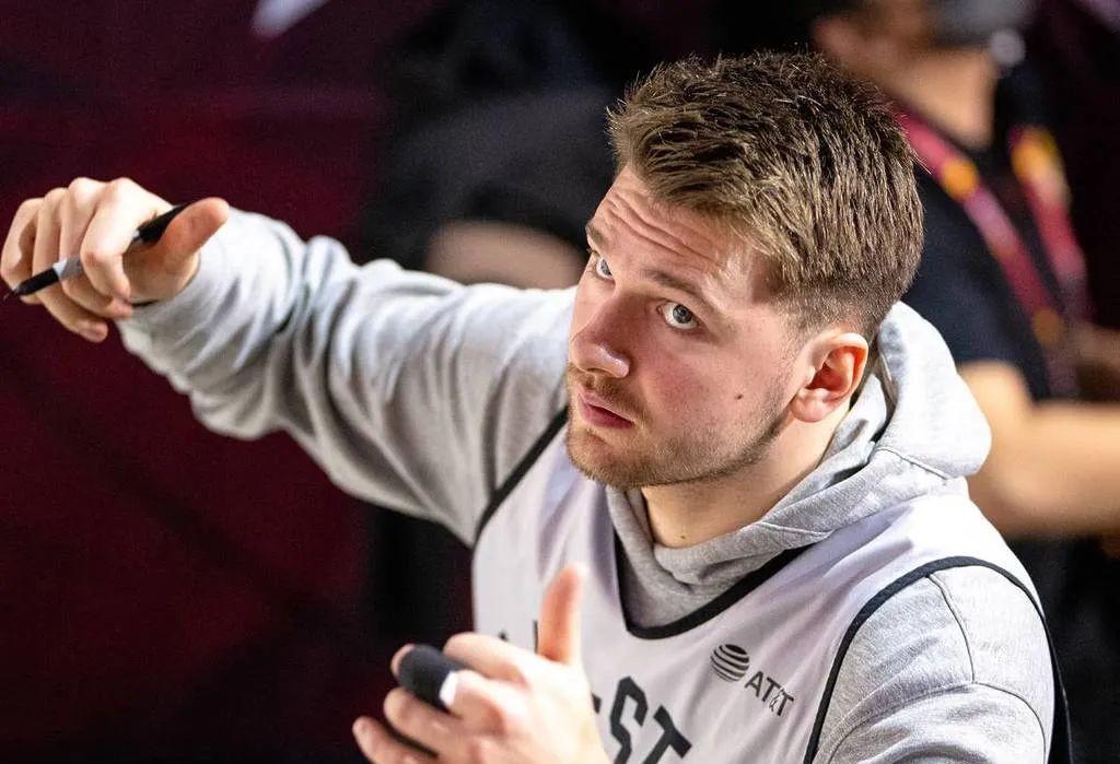 东契奇重返赛场，战术调整首场状态出色，曼联观众沸腾！