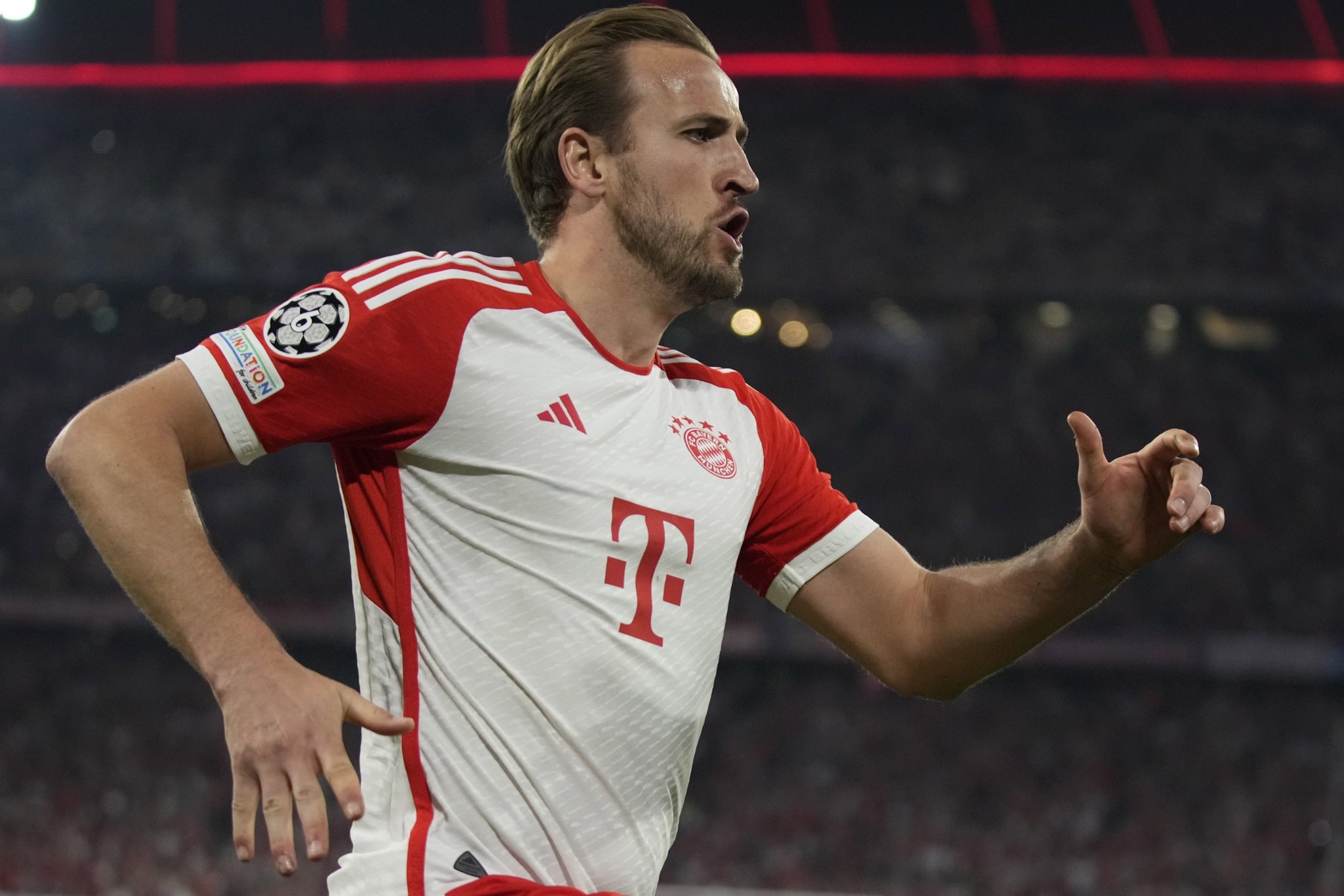 包含凯恩迎来七赛季出色发挥，塞尔维亚队观众热烈欢呼！的词条