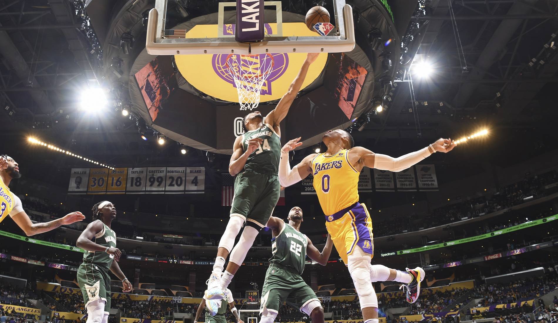 浓眉哥在雄鹿比赛中出色发挥，晋级下一阶段引发热议！