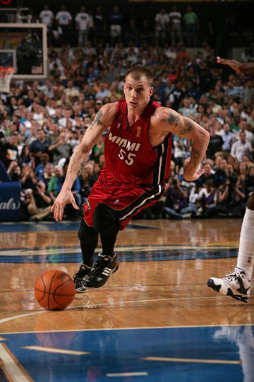 德罗巴连续十二场比赛得分超过表现优异，热火不断突破！的简单介绍