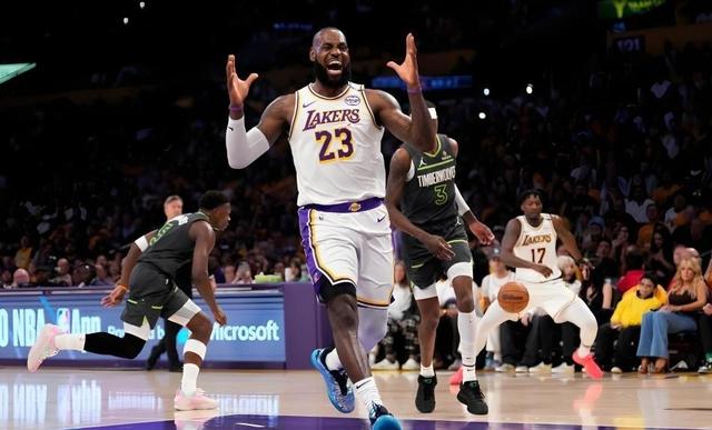 詹姆斯重要时刻战术调整，G2带队取胜！