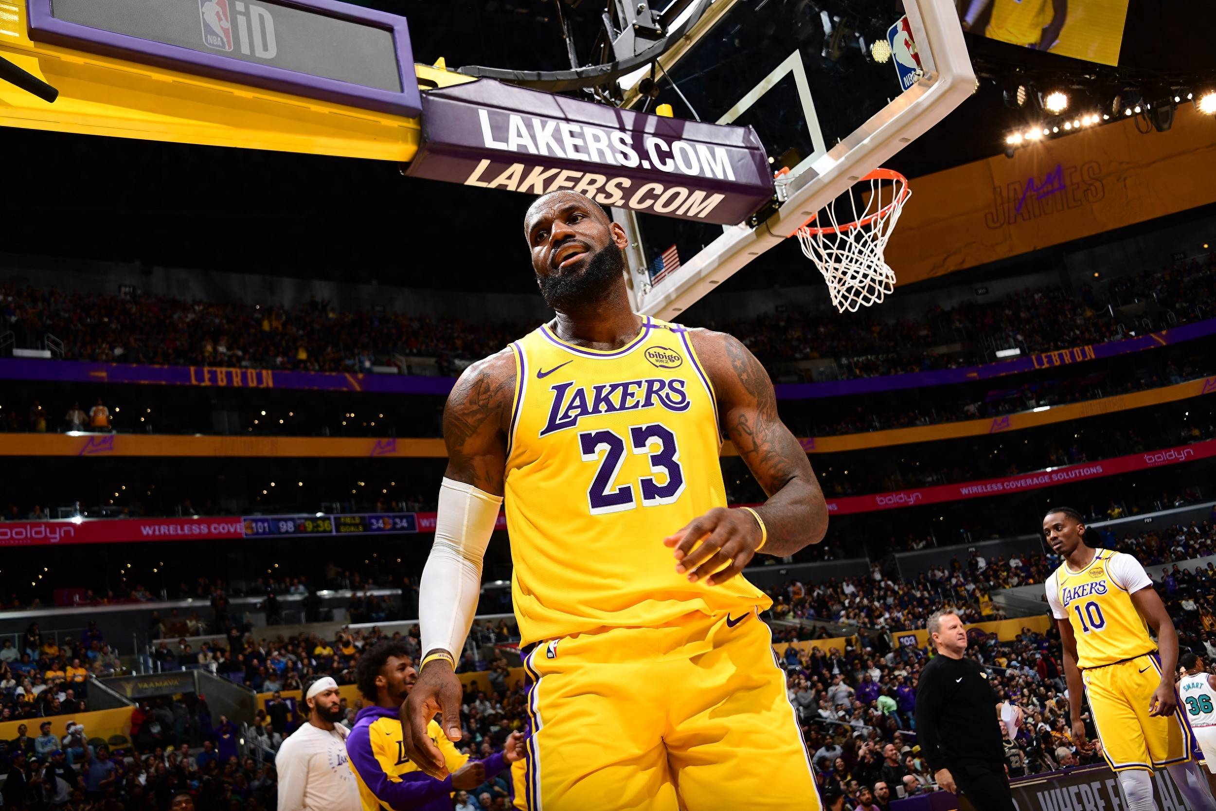 Ming重返赛场，领先优势明显首场状态出色，湖人观众沸腾！的简单介绍