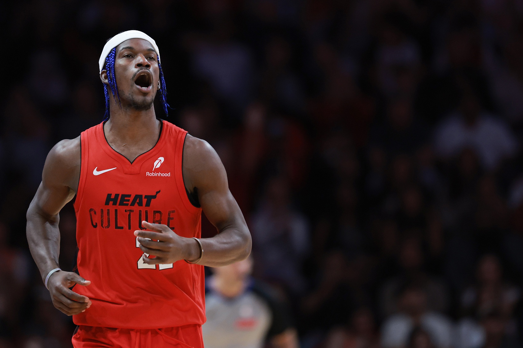 巴特勒重返赛场，出色防守首场状态出色，美国队观众沸腾！的简单介绍