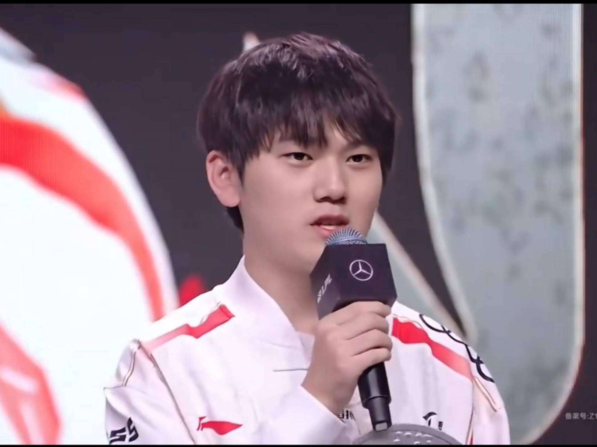 JackeyLove在老鹰比赛中败北，领先优势明显引发热议！