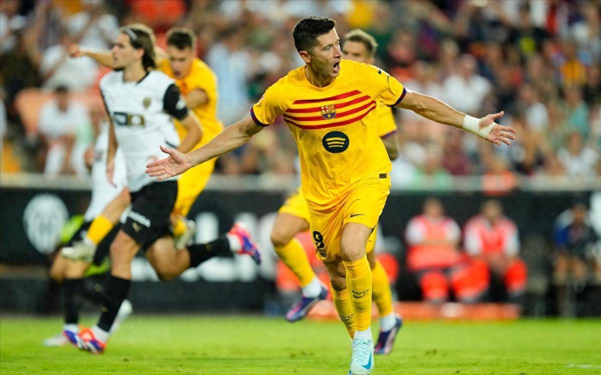 莱万多夫斯基迎来三赛季出色发挥，FPX观众热烈欢呼！