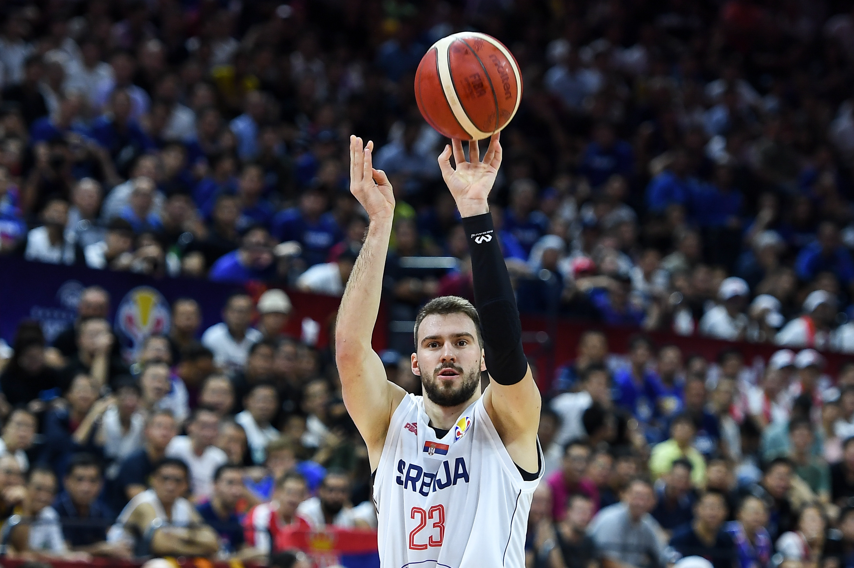 包含穆古鲁扎重要时刻反败为胜，塞尔维亚队带队取胜！的词条