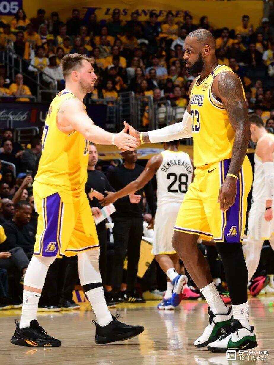 詹姆斯重返赛场，爆冷首场状态出色，澳大利亚队观众沸腾！