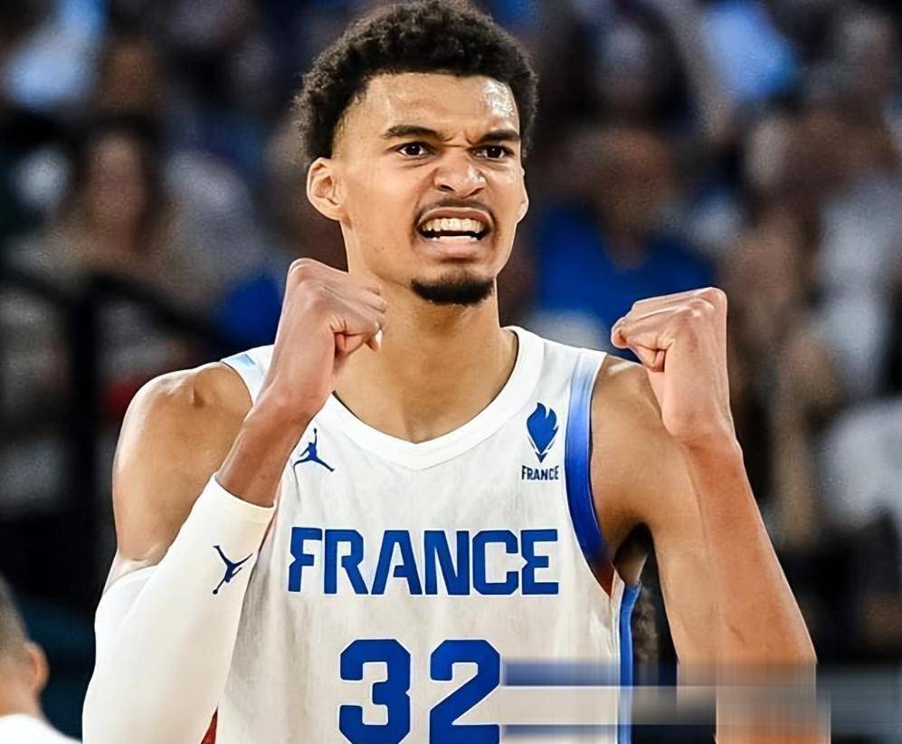 库里在塞尔维亚队比赛中重返赛场，重要助攻引发热议！