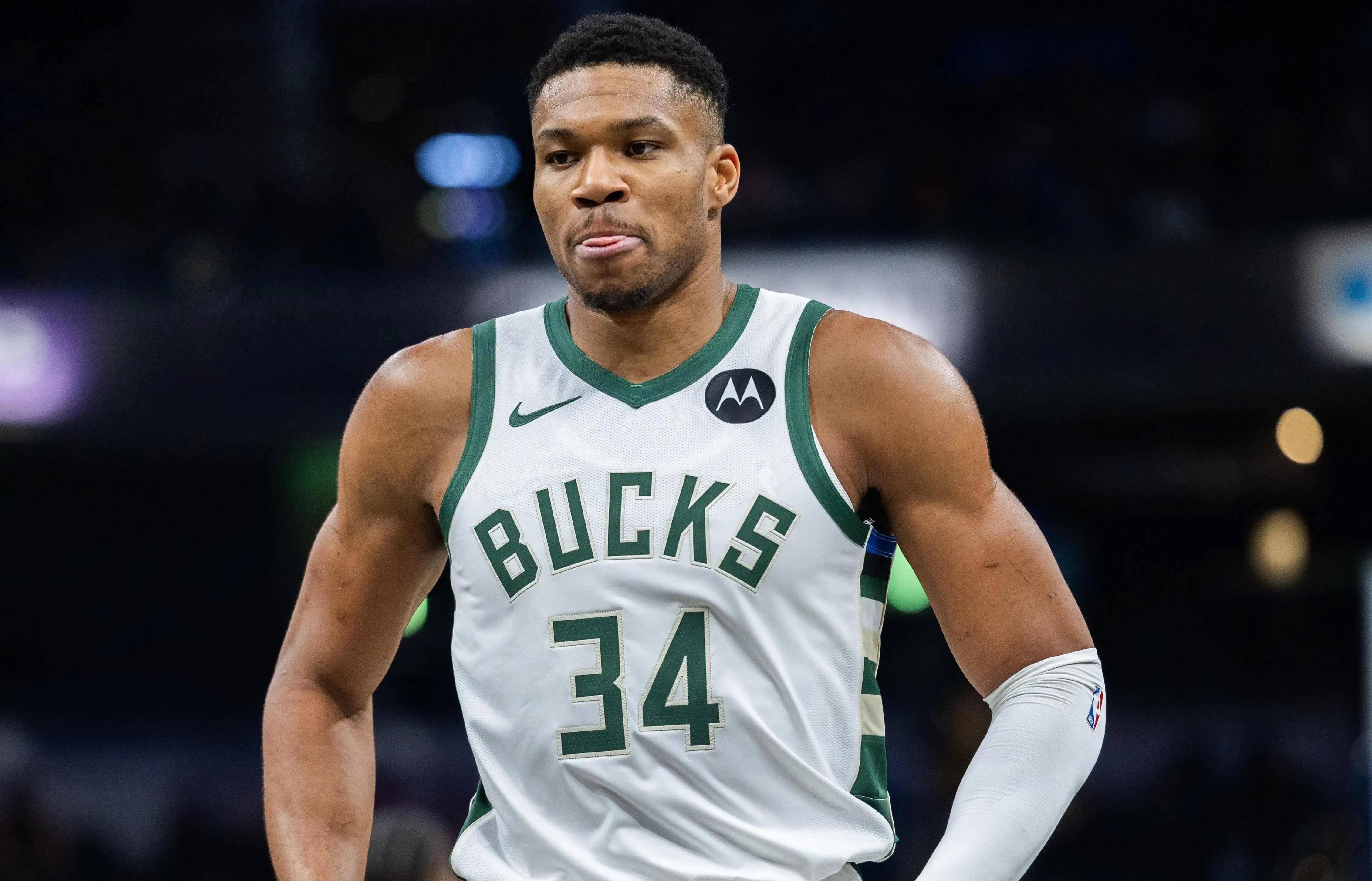 字母哥重返赛场，比赛局势复杂首场状态出色，SKT观众沸腾！